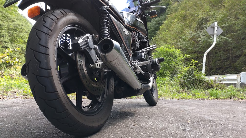 白神ラインを走るZ1R